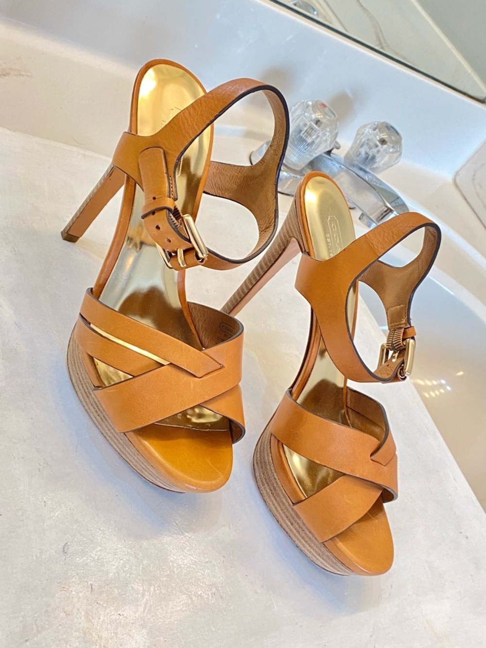 Coach Dani Vegan leather heel Size 7.5B excellent condition great bottom clean!